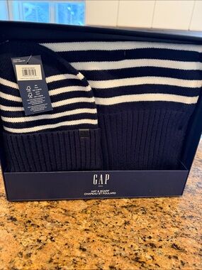 NWT Gap Classic Navy White Striped Scarf & Hat 2 pc set -- still in box